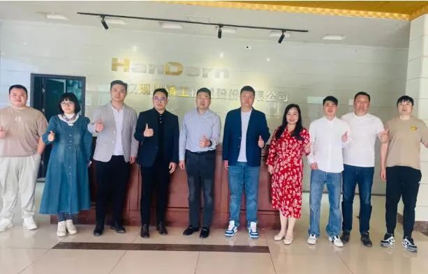 武漢現(xiàn)代精工機械股份有限公司接待東西湖區(qū)工商聯(lián)調(diào)研團，共探創(chuàng)新合作新機遇