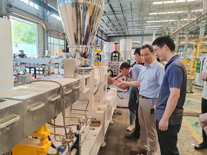 桐城市委副書記、市長劉存磊一行領導蒞臨武漢現(xiàn)代精工，共探塑料包裝產(chǎn)業(yè)新發(fā)展