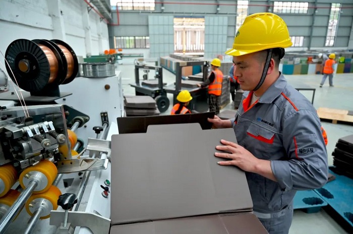 磷石膏包裝箱生產現(xiàn)場 1