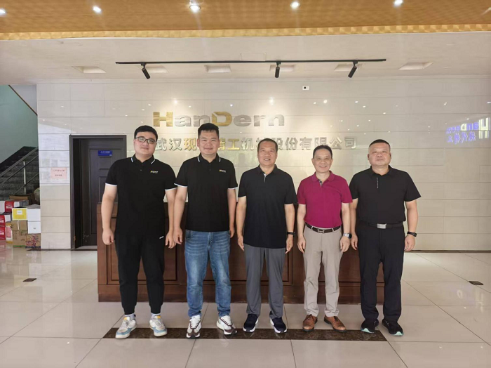 中國建筑材料工業(yè)規(guī)劃研究院團隊參觀交流