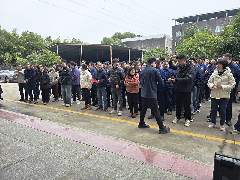 總經(jīng)理發(fā)放開(kāi)門(mén)紅包1