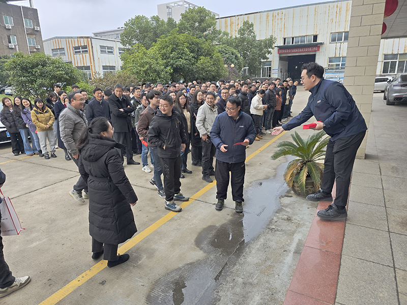 總經(jīng)理發(fā)放開(kāi)門(mén)紅包2