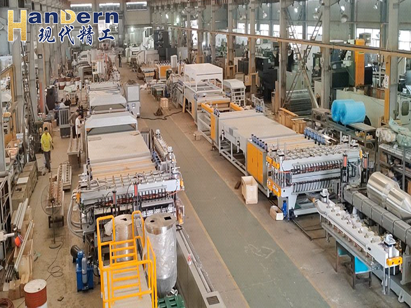 全自動(dòng)PE鋼包片材生產(chǎn)線1