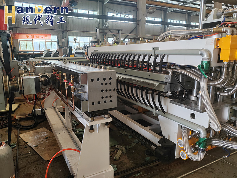 全自動(dòng)PE鋼包片材生產(chǎn)線2