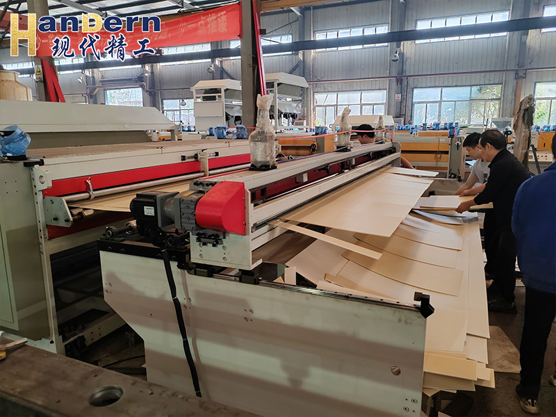 全自動(dòng)PE鋼包片材生產(chǎn)線3