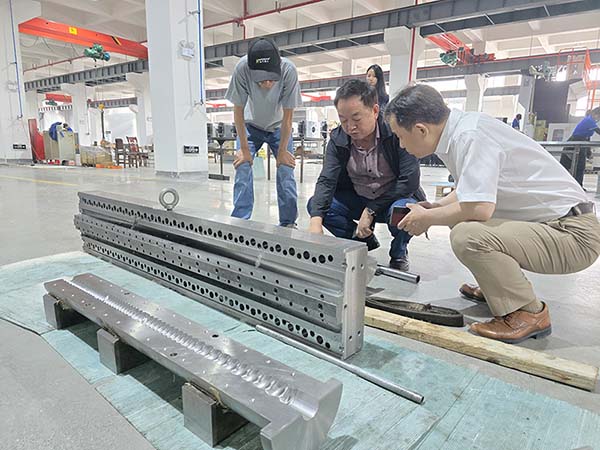 瞿院士參觀模具生產加工車間